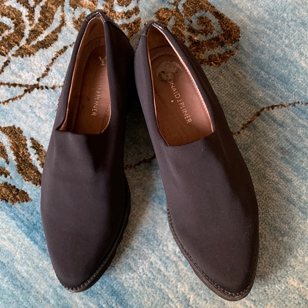 Donald J Pliner black, size 6 leather upper man-made outer. Make an offer!